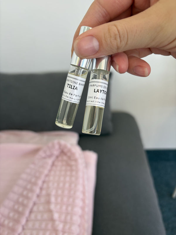 Zwei Duftproben in einer Hand